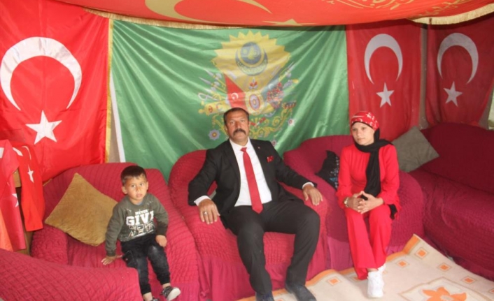 Evini ve sokağını Türk bayraklarıyla donattı