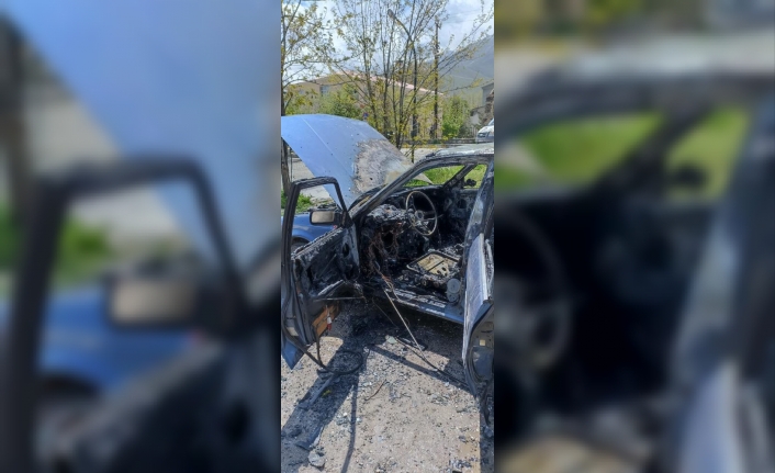 Gevaş'ta park halindeki otomobil alev alev yandı