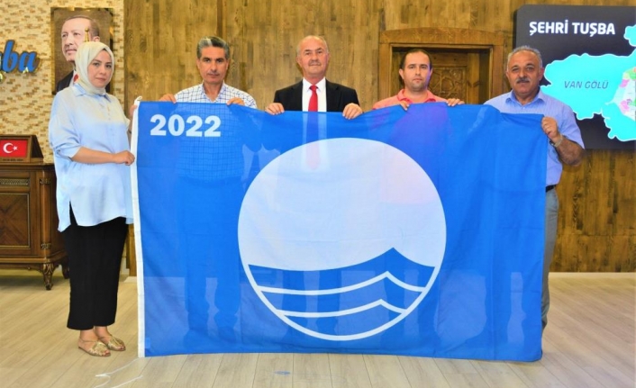 Başkan Akman 5. kez hak edilen ‘mavi bayrağı’ teslim aldı