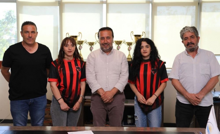 Büyükşehir Kadın Futbol Takımı 2 futbolcuyu kadrosuna kattı