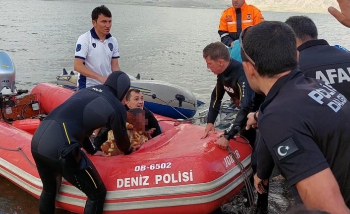 Erçek Gölü'nde şişme botla mahsur kalan kişi kurtarıldı