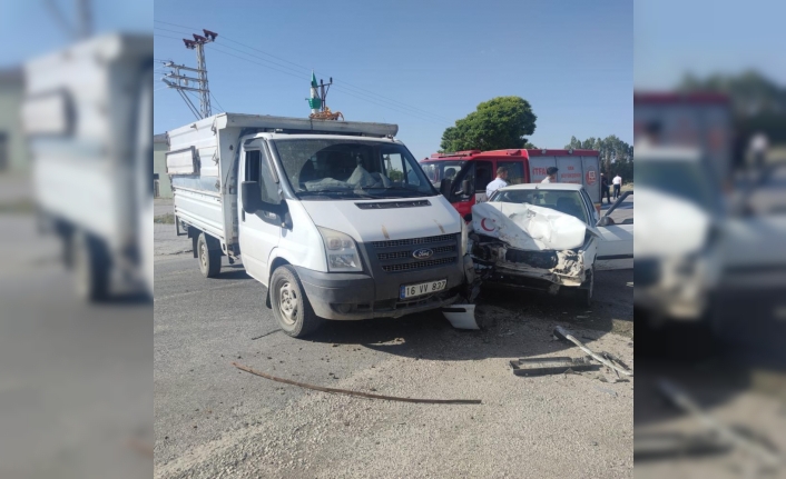 Erciş'te otomobille kamyonet çarpıştı: 5 yaralı