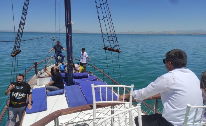 İranlı turistlerden Van'daki tekne turlarına yoğun ilgi