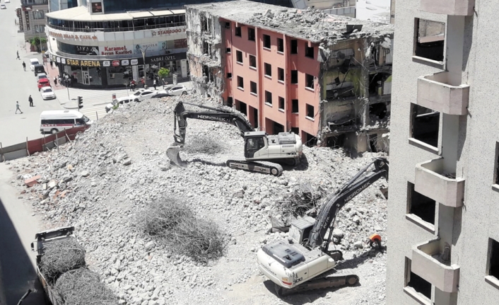 Van'da hasarlı yapıların yıkımı sürüyor