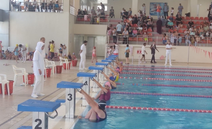 Van'da tecrübesizler yüzme yarışmaları sona erdi