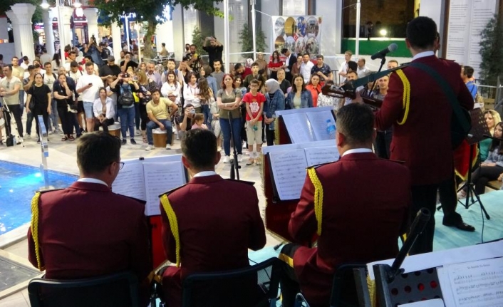 Van’da Mehmetçikten halka konser