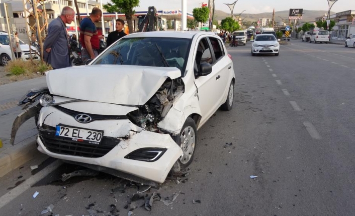 Van’da otomobil ‘U’ dönüşü yapan minibüse çarptı: 5 yaralı