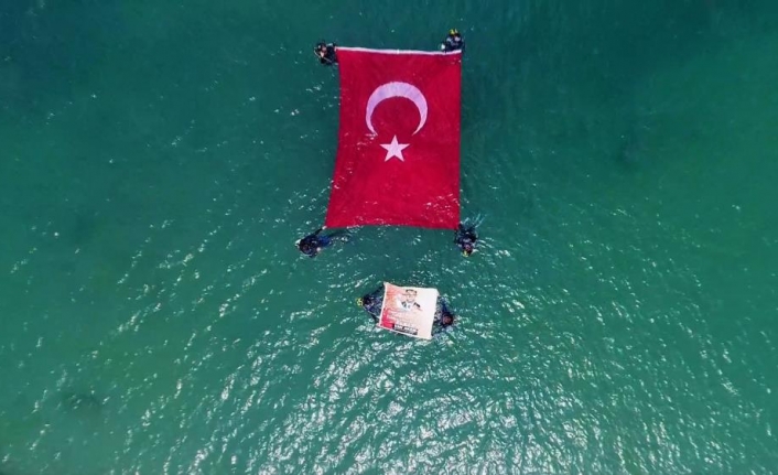 Türk Bayrağı Van Gölü’nde dalgalandı