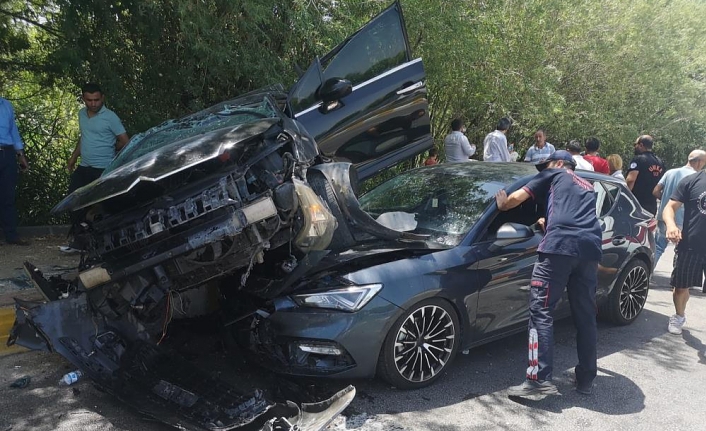 Edremit'te otomobiller çarpıştı: 2 yaralı
