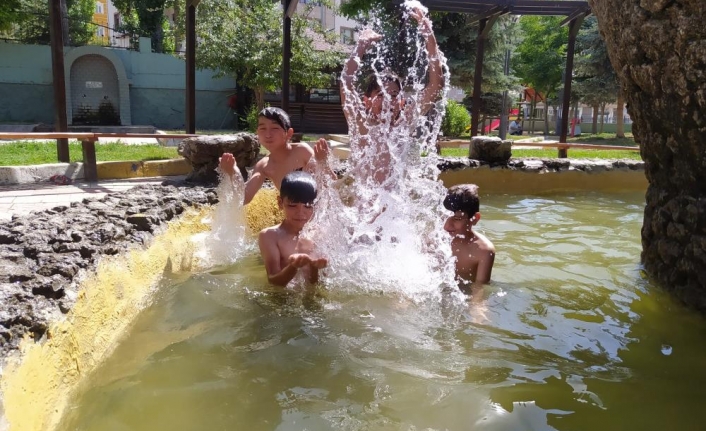 Sıcaktan bunalan çocuklar park havuzlarında serinliyor