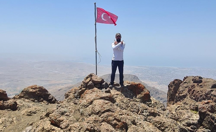 Türk bayrağı Erek Dağı zirvesinde dalgalanıyor