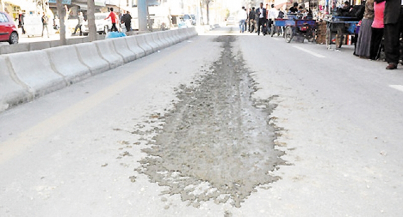 Van'da mikserlerden dökülen beton artıkları, yolları kirletiyor