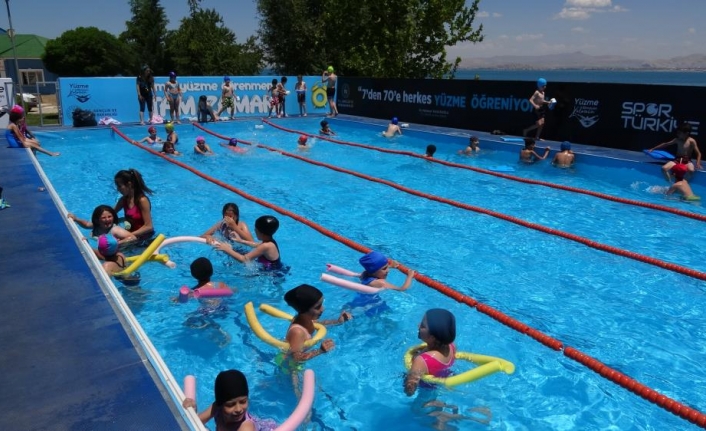 Van Gölü kıyısında kurulan havuzda yüzme eğitimi