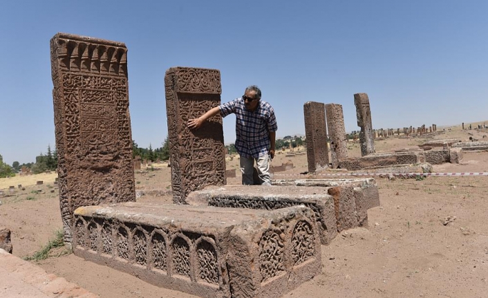 Ahlat'taki kazılarda 41 yeni mezar gün yüzüne çıkarıldı