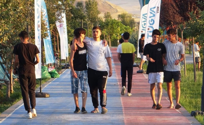 Gençler TÜGVA Doğa Kampı ile tatilin keyfini çıkarıyor
