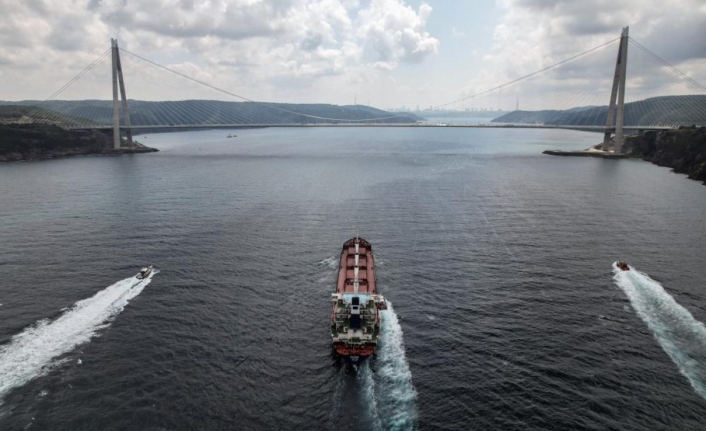 Tahıl yüklü gemi 'Razoni' İstanbul Boğazı'ndan geçti