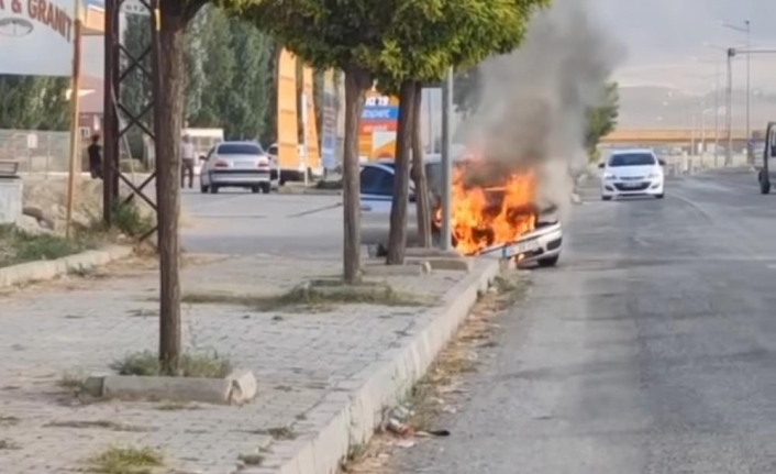 Van'da seyir halindeki otomobil alev alev yandı