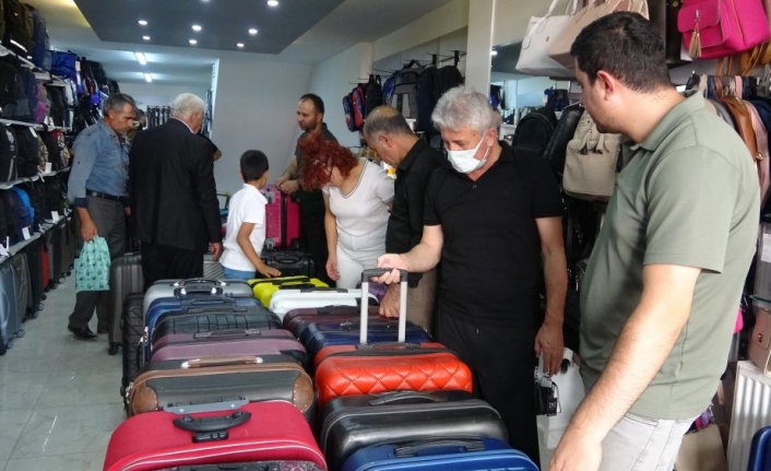Gümrükte unutulan valizler Van’da satışa sunuldu