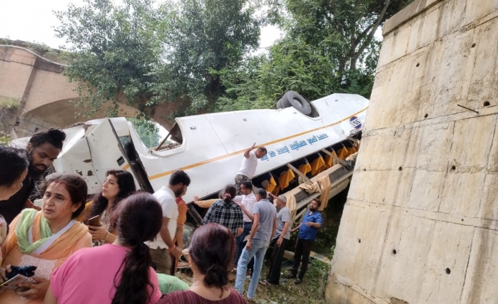 Hindistan'da otobüs nehre düştü: 7 ölü, 22 yaralı