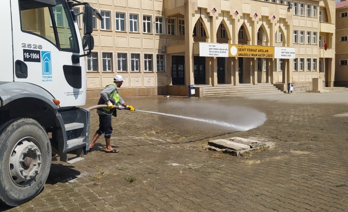 Tuşba’da tüm okulların bahçesi yıkanıyor
