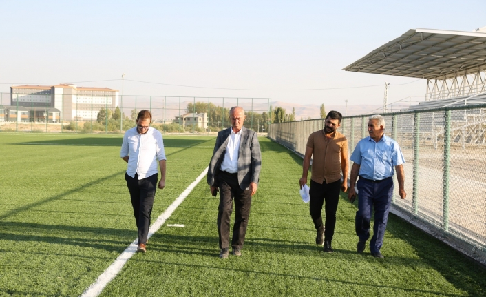 Tuşba’daki futbol sahasının inşaatı hızla ilerliyor