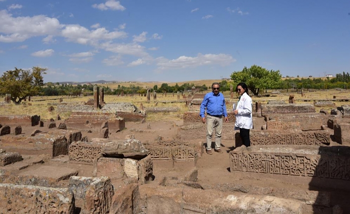 Ahlat’ta Türk büyüklerinin mezarları araştırılıyor