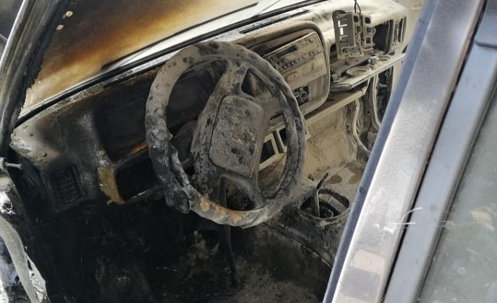 Van'da bir otomobil, alev alarak yandı