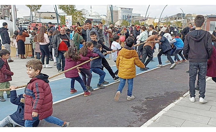 Erciş'te sosyal meydan etkinliği renkli görüntülere sahne oldu