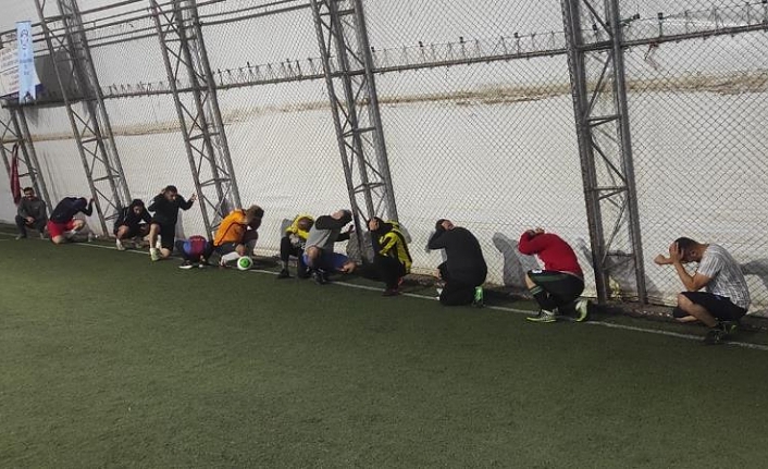 Halı saha oyuncularından "Çök-Kapan-Tutun" tatbikatına destek