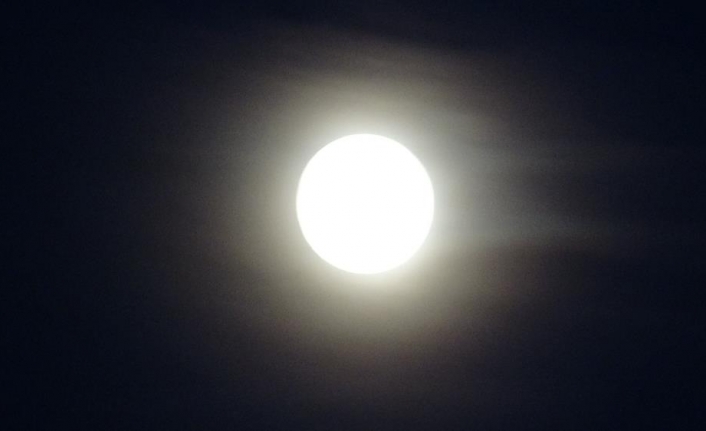 Van’da bulutlu havada 'Şişkin Ay' büyüledi
