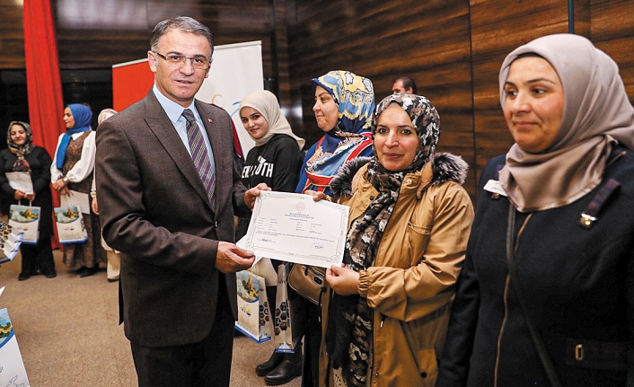 Okuma-yazma kursunu bitiren kadınlar sertifika aldı