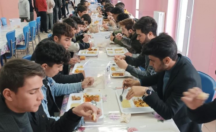 Saray'da 327 öğrenciye öğle yemeği hizmeti