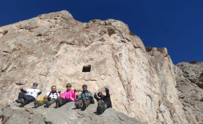 Kelespi Dağı’na tırmanan dağcılar, tarihi yapılara rastladı