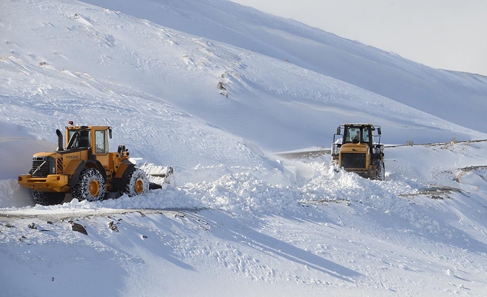 Van'da kardan dolayı kapanan yolları açma çalışmaları sürüyor