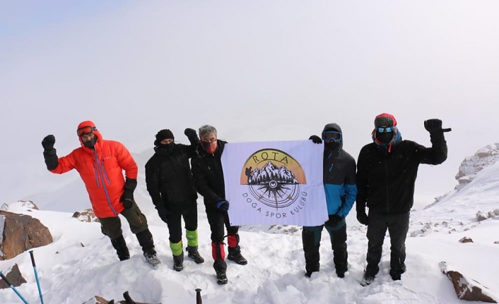 Vanlı dağcılar, 12 saatte Süphan Dağı'nın zirvesine çıktı