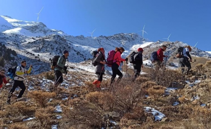 Vanlı dağcılar Dernekos Dağı’na tırmandı