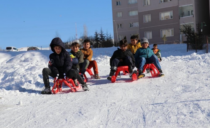 Vanlı çocukların kayak keyfi