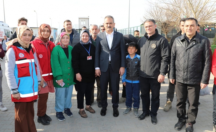 Bakan Özer, Vali Balcı’yla konteyner kentleri ziyaret etti
