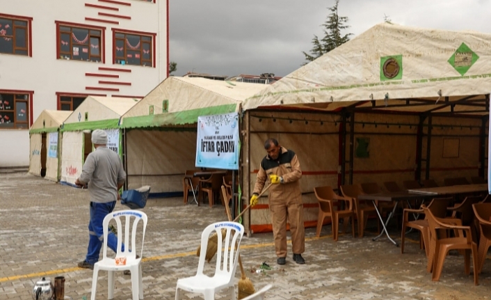 Depremzedeler için iftar çadırları kuruluyor