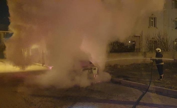 Edremit'te park halindeki otomobil alev alev yandı