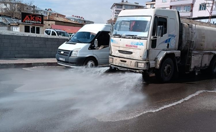 Erciş’teki caddeler tazyikli suyla yıkandı