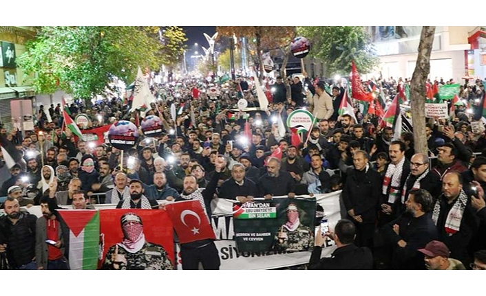 Onbinlerce Vanlı Gazze'ye destek için meşaleli yürüyüşe katıldı