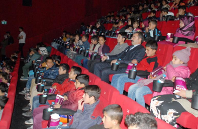 Tuşba'daki öğrenciler sinema ile buluştu