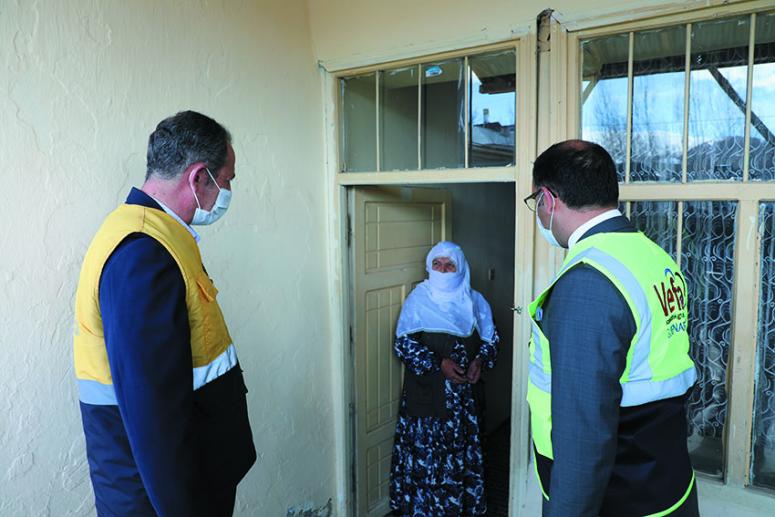 Gürpınar'da Kaymakam ve Belediye Başkanı kapı kapı yardım dağıttı