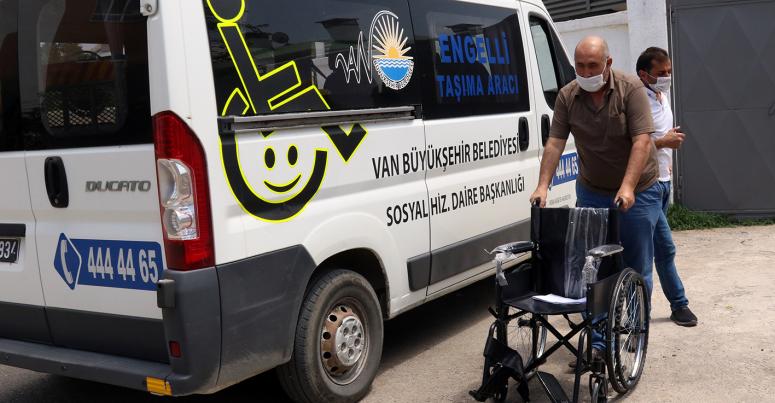 Büyükşehir'den engelli gence tekerlekli sandalye...