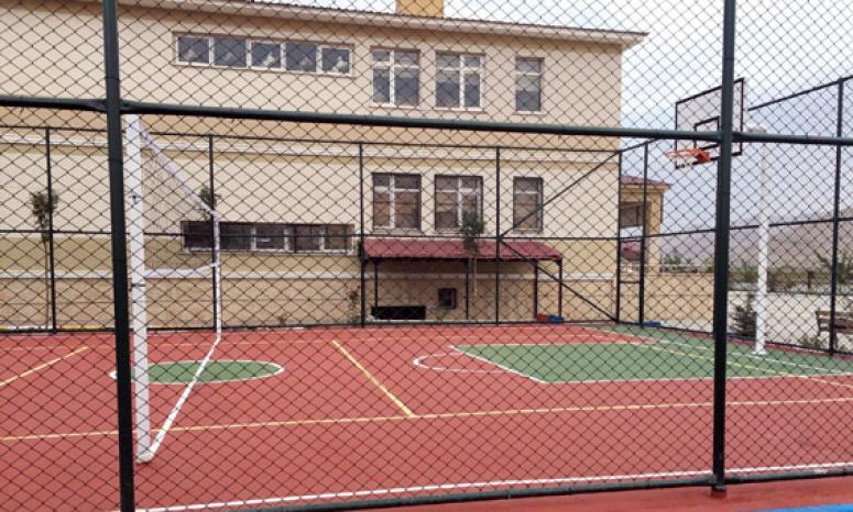 Gürpınar'da okul bahçelerine spor sahaları…