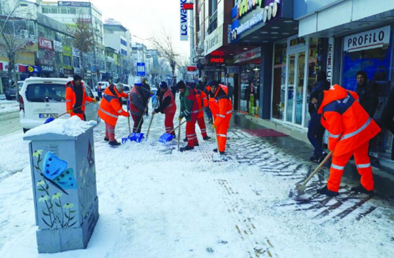 Büyükşehir'den karla mücadele çalışması 