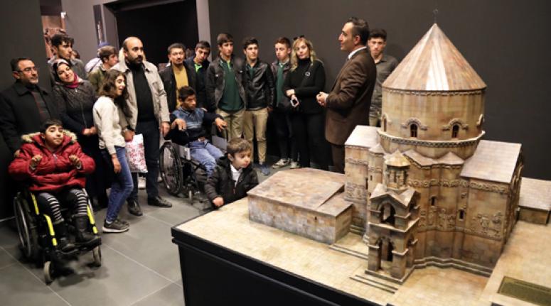 Engelli çocuklar Urartu Müzesi'ni gezdi
