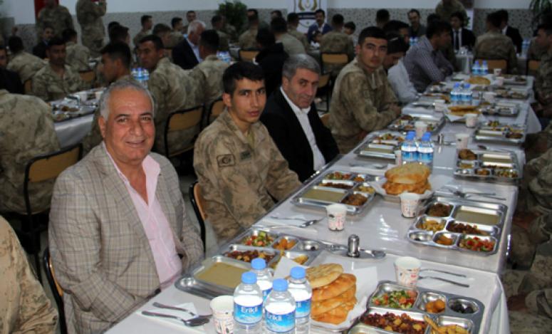 Başkale'de askerler ve vatandaşlar birlikte iftar açtı