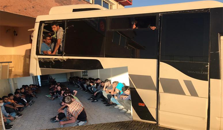 Van'da bir minibüste 65 kaçak göçmen yakalandı